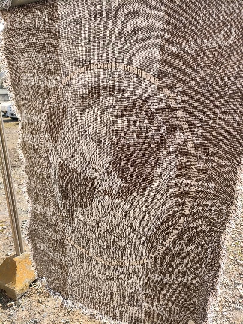 地球儀デザインの多言語ラグ