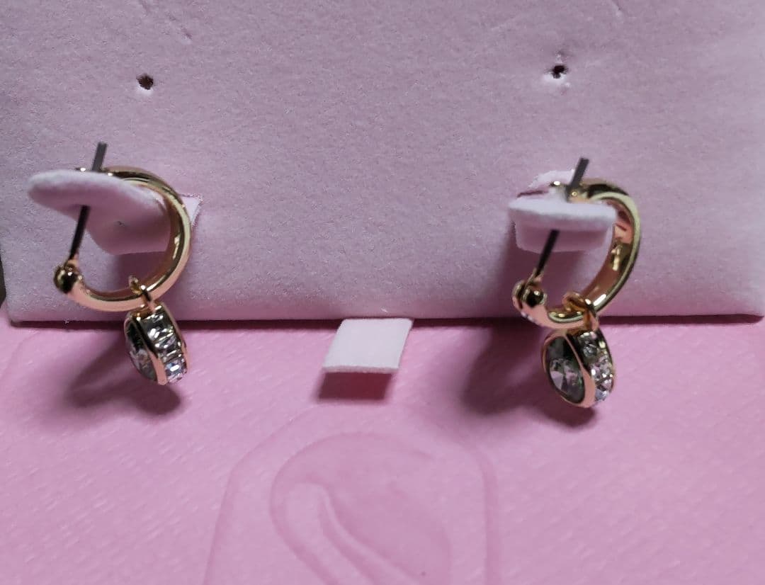 Swarovski グリーン ドロップ型チヤーム&フープピアス
