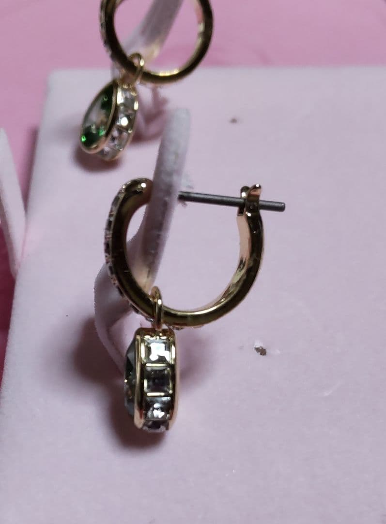 Swarovski グリーン ドロップ型チヤーム&フープピアス