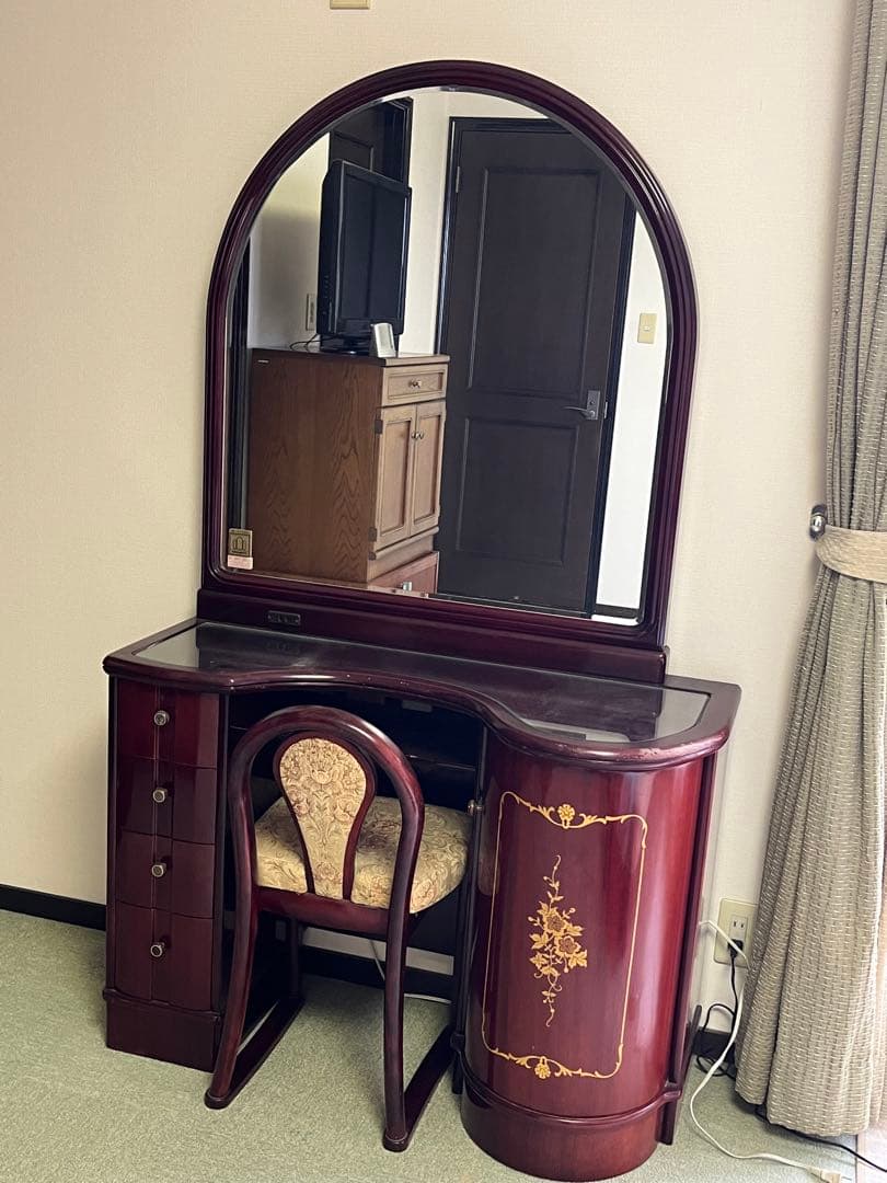 ヨーロピアン調　ドレッサー