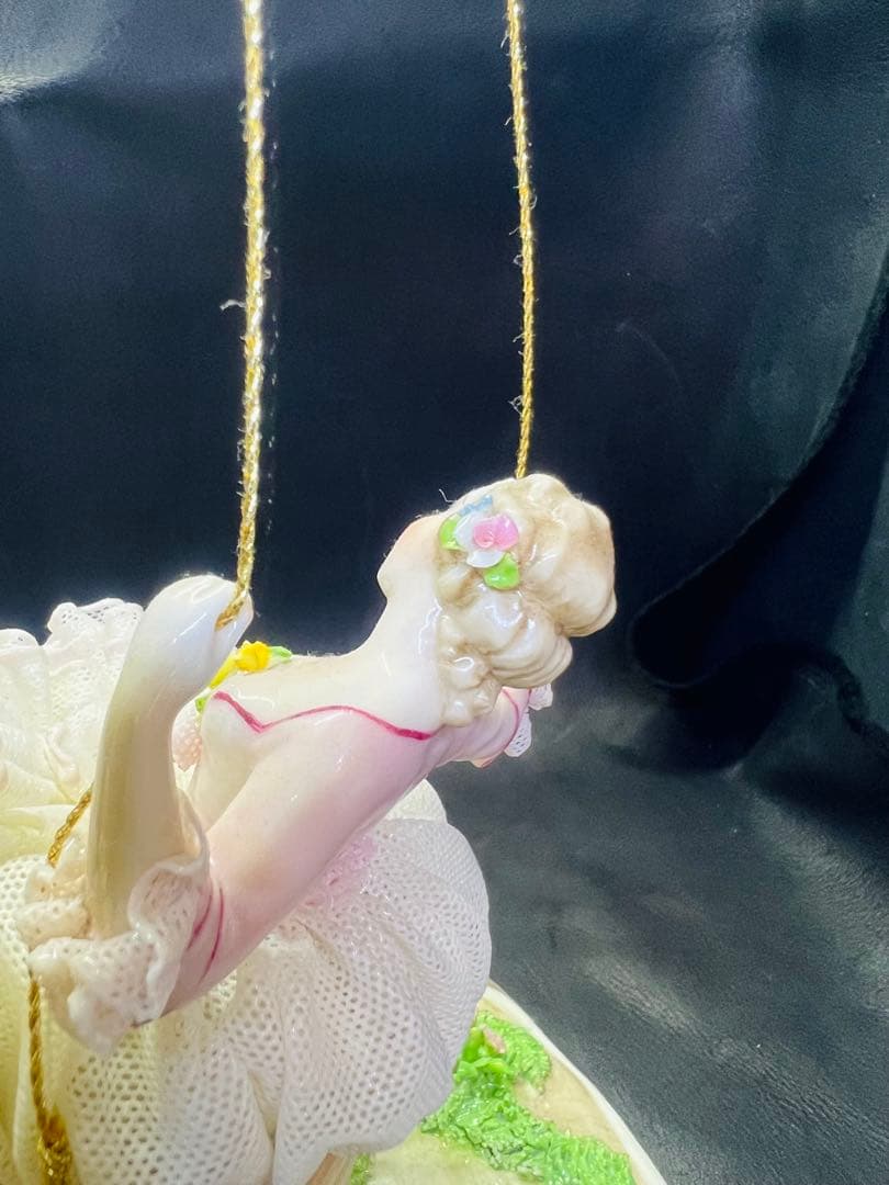 ロココ風 陶器製少女のブランコ置物