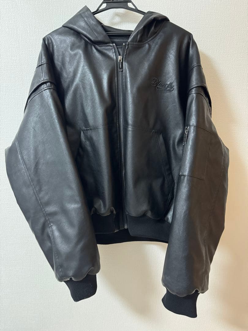 フード付き黒レザーショートジャケット