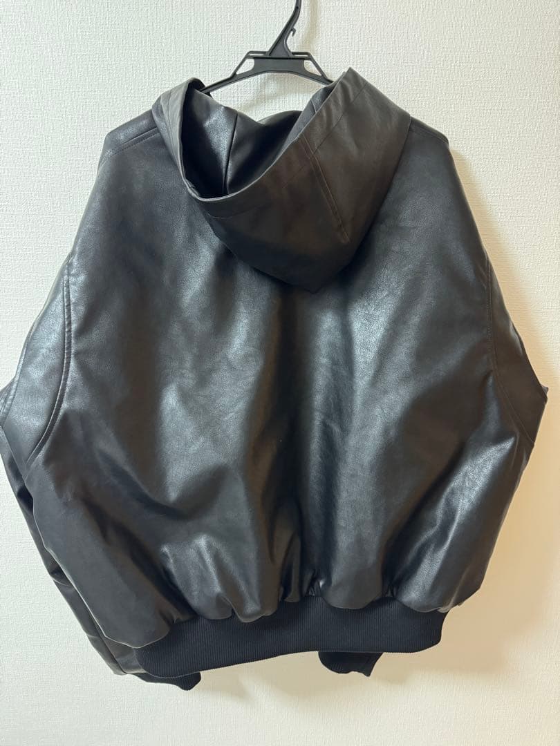 フード付き黒レザーショートジャケット