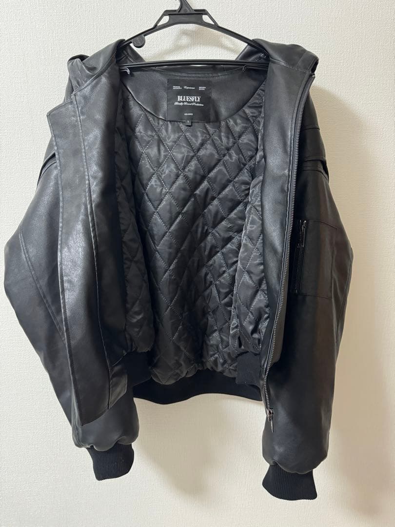 フード付き黒レザーショートジャケット