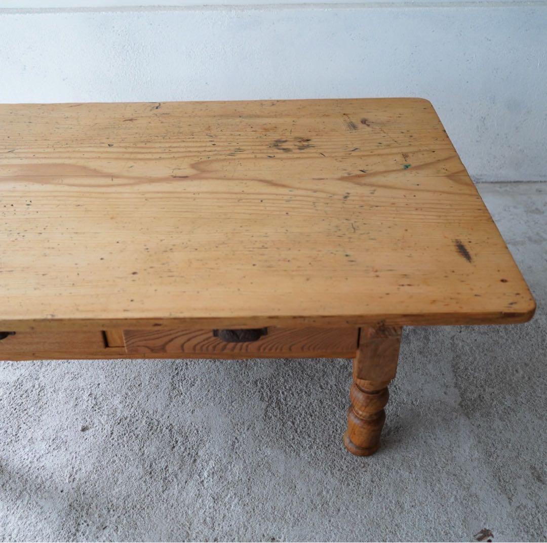 ろくろ脚のコーヒーテーブル