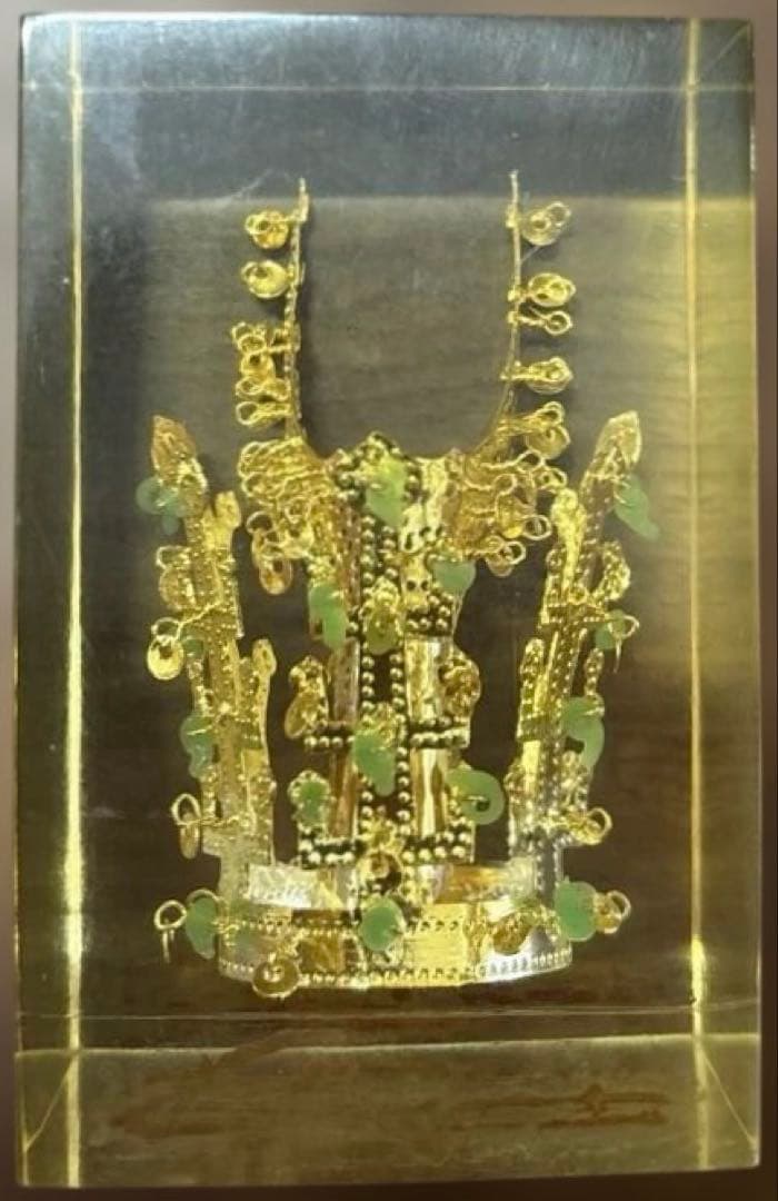 【希少】韓国 国宝 新羅の金冠 レプリカ 24金メッキ アクリルブロック 置物