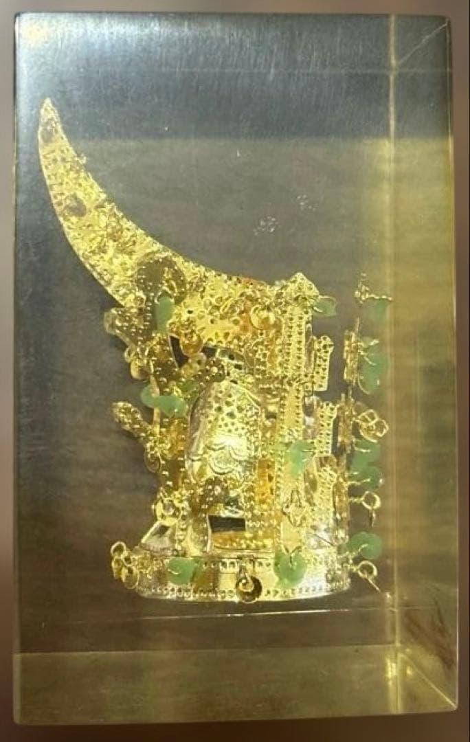 【希少】韓国 国宝 新羅の金冠 レプリカ 24金メッキ アクリルブロック 置物