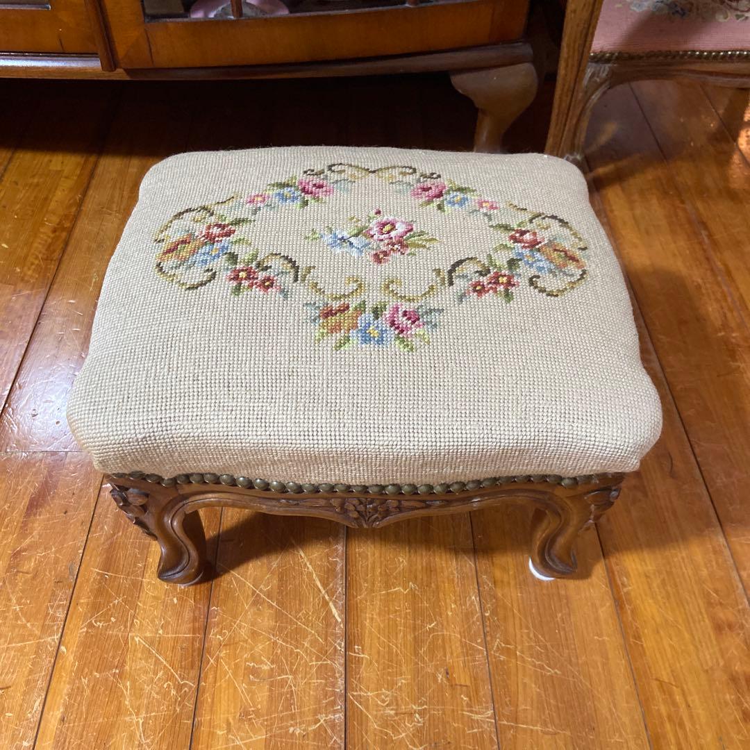 アンティークニードルポイントオツトマン