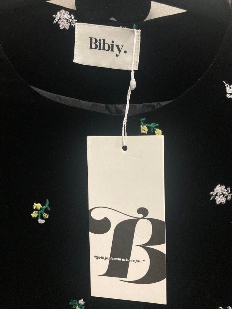 新品タグ付きBibiy. B. STARRY PEPURAMU CARDIGAN