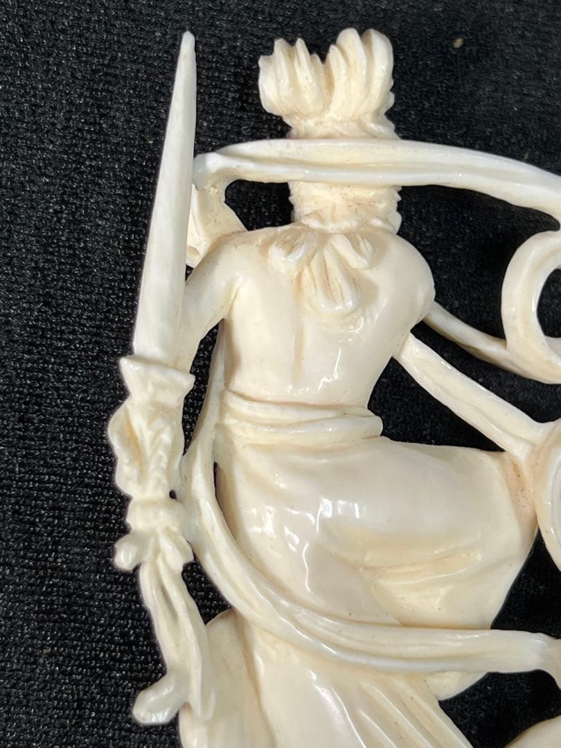 象牙風 剣を持つ女性像