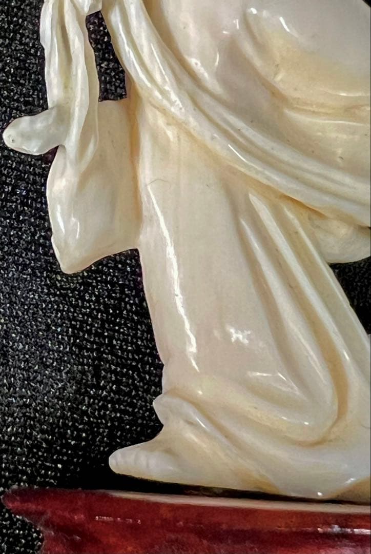 象牙風 剣を持つ女性像