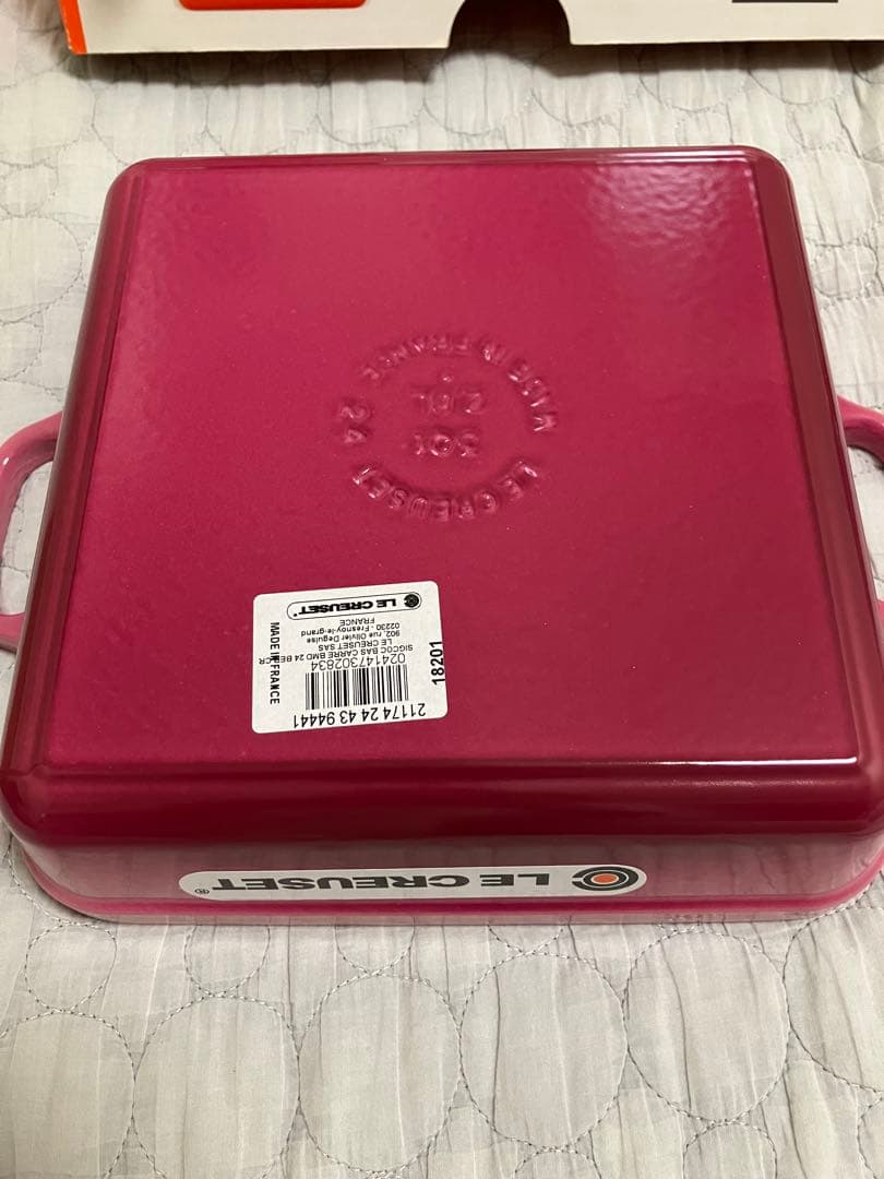 レア！新品未使用　ルクルーゼ ココット スクエア 24cm ベリー