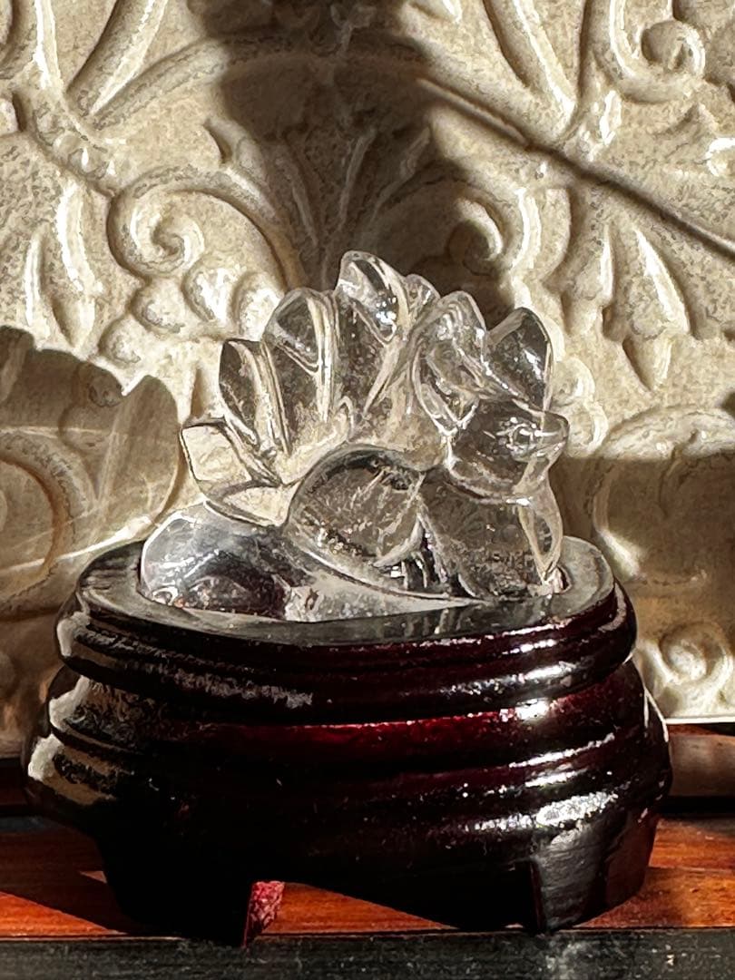 中心の尾に虹✨天然無垢水晶 九尾の狐 彫刻 台座付