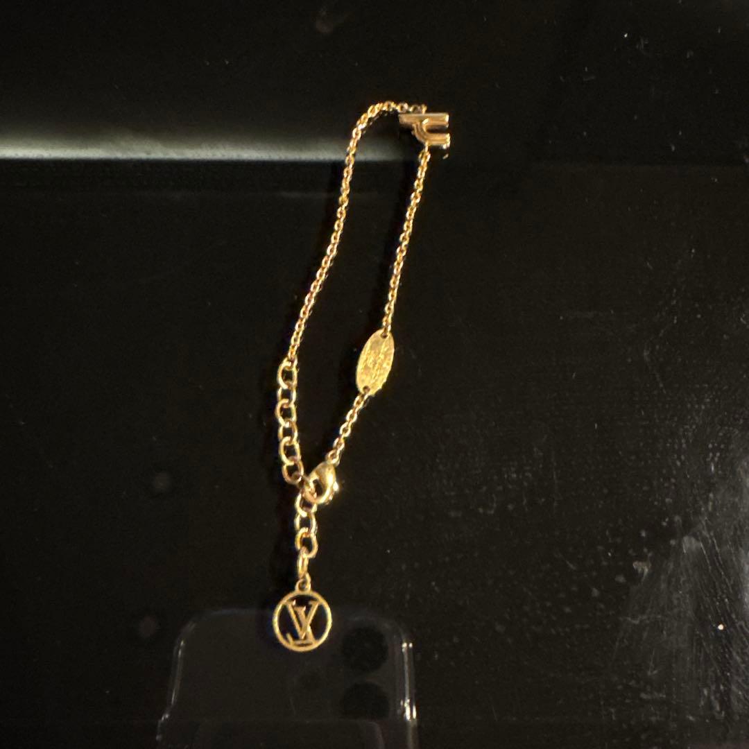 Louis Vuitton ゴールドブレスレット ロゴチャーム付き