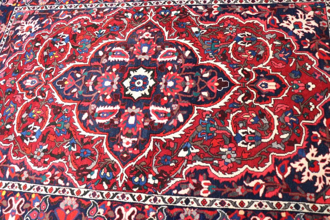 ＜１点物＞　ペルシャ絨毯　バクティアリ　２０５×１４５ｃｍ　ヴィンテージラグ