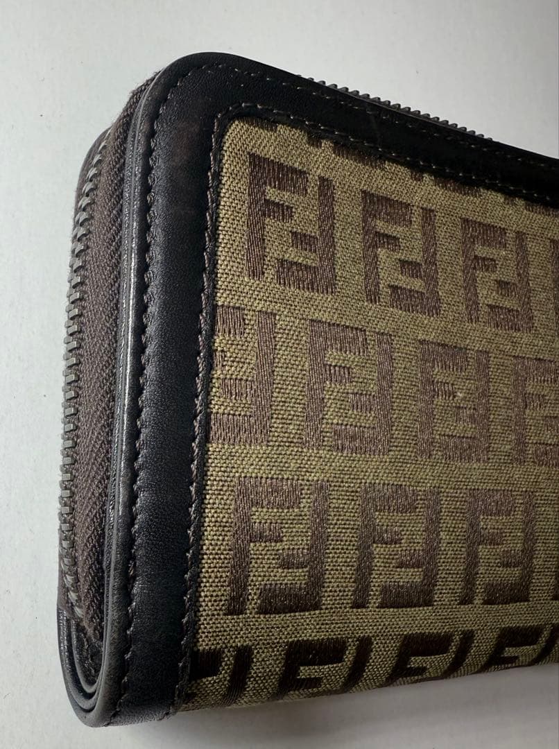 FENDI フェンディ　財布　二つ折り　ラウンドジップ　S8168