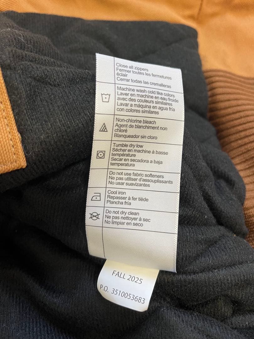 未使用　カーハート　ダウンジャケット