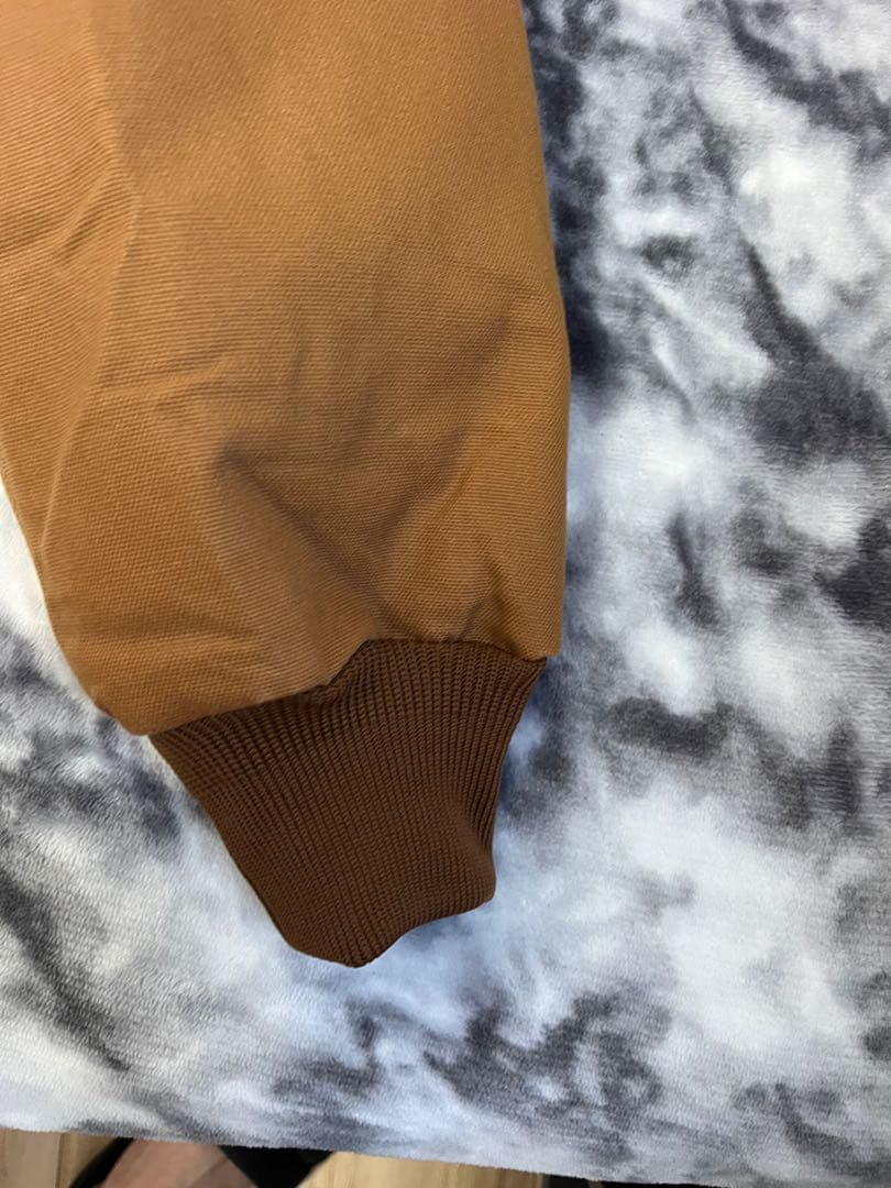 未使用　カーハート　ダウンジャケット