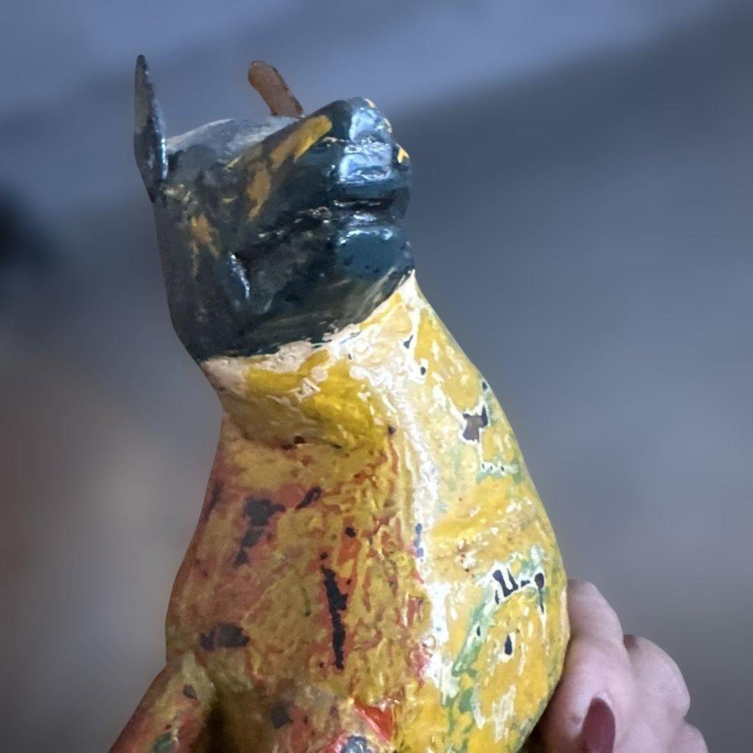 シュールな木製犬の置物 手作りアートスタイル