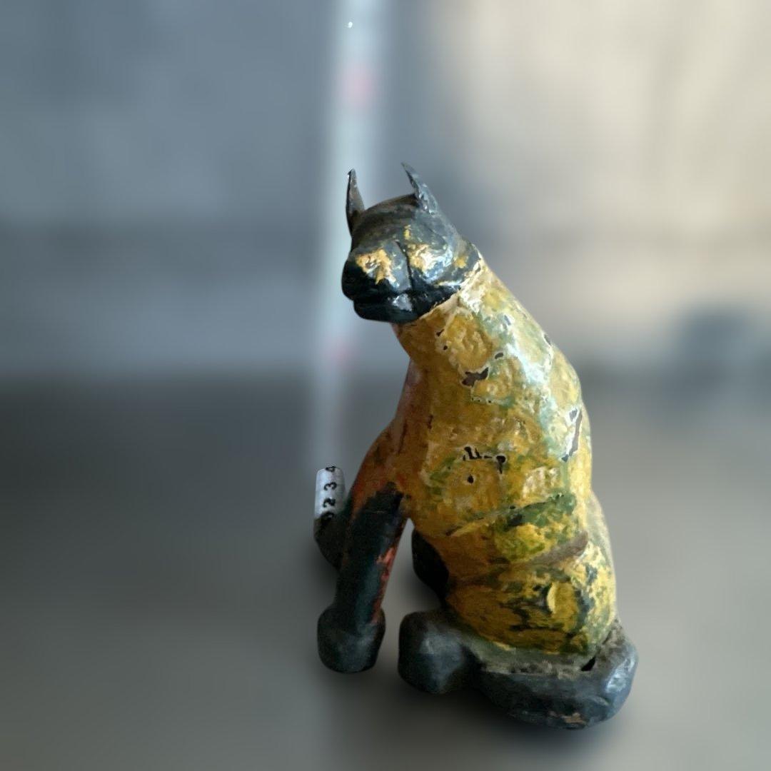 シュールな木製犬の置物 手作りアートスタイル