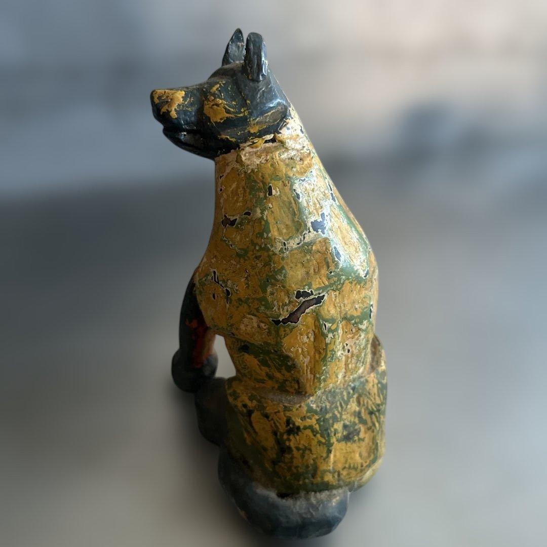 シュールな木製犬の置物 手作りアートスタイル