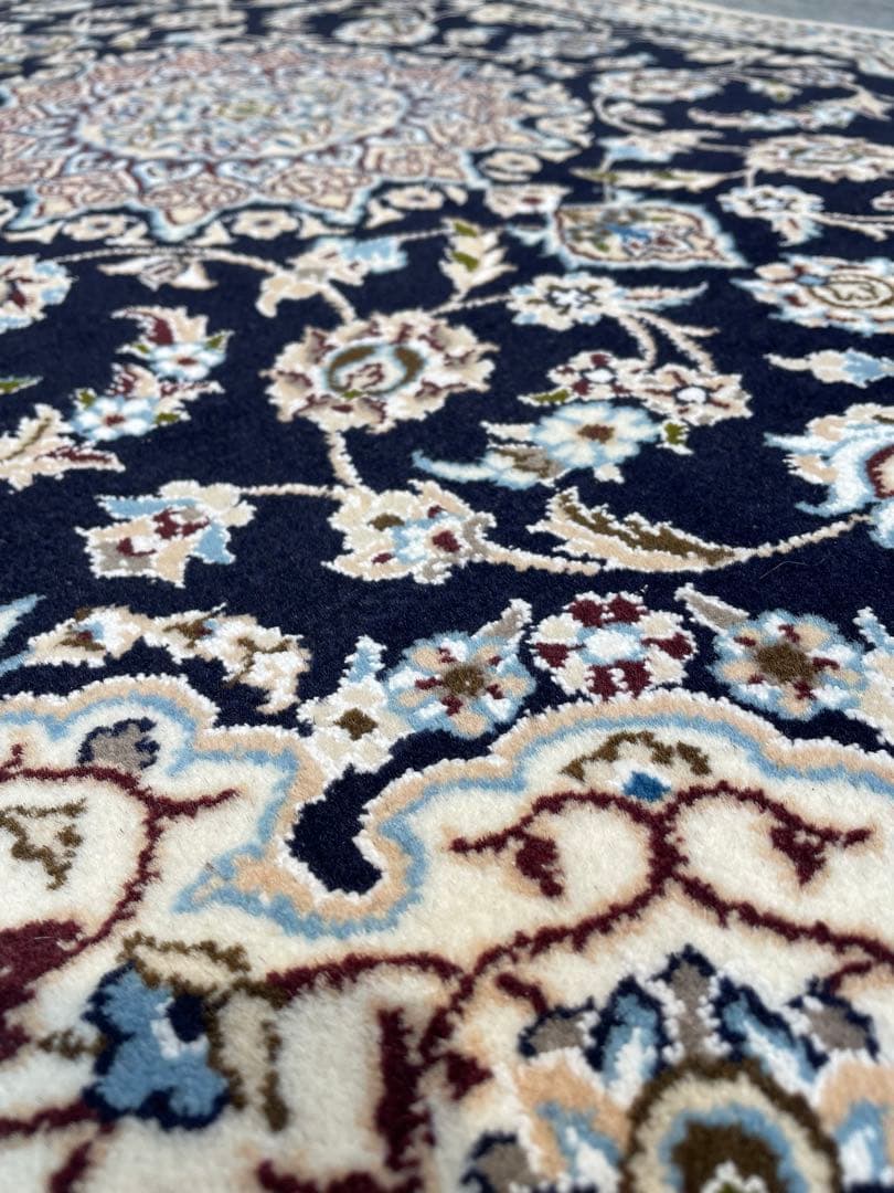 ！早いもの勝ち！イラン製 手織りペルシャ絨毯　ナイン　約81cm×118cm