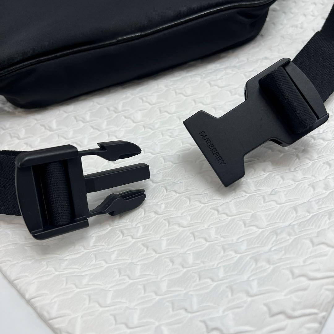 ✨極美品✨BURBERRY バーバリー　ロゴプリント　ボディバッグ　ナイロン