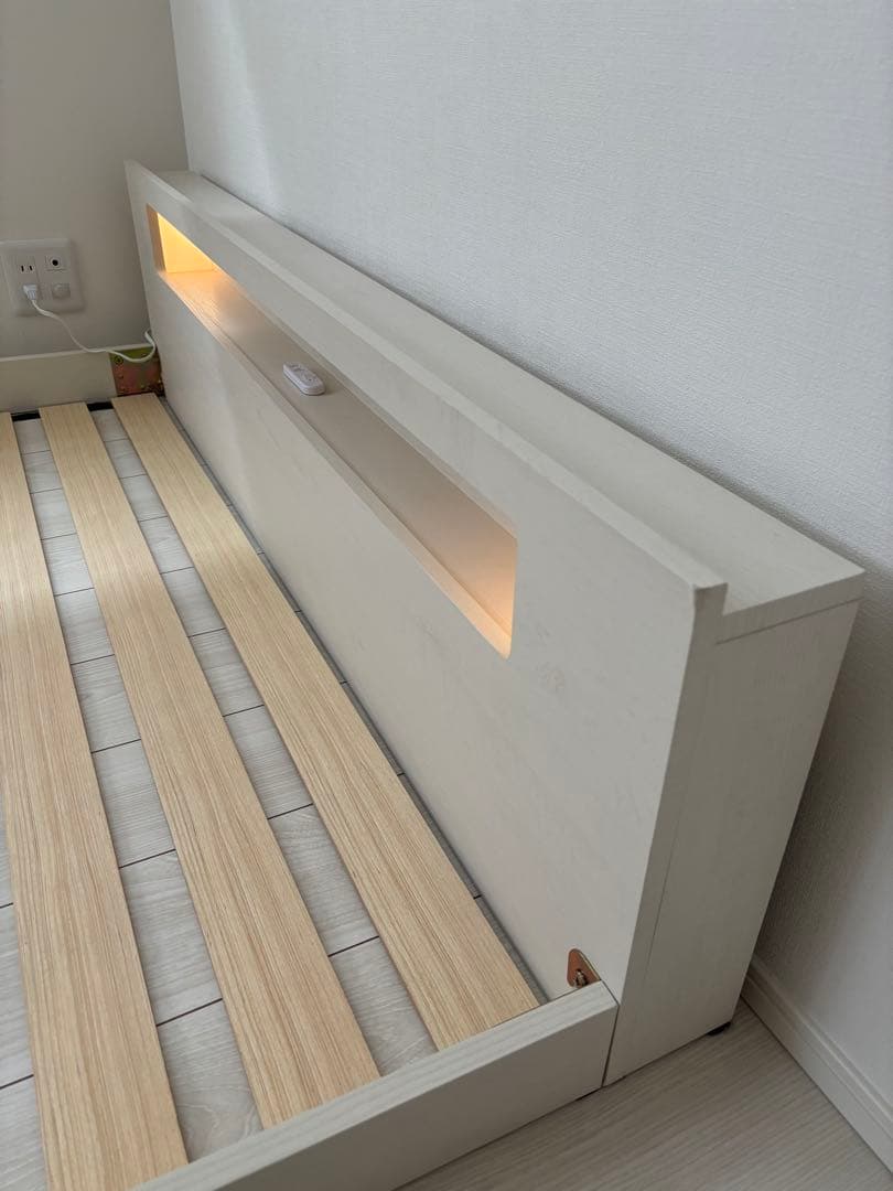 棚・コンセント・LED照明付きダブルベッド　ローベッド　ホワイト