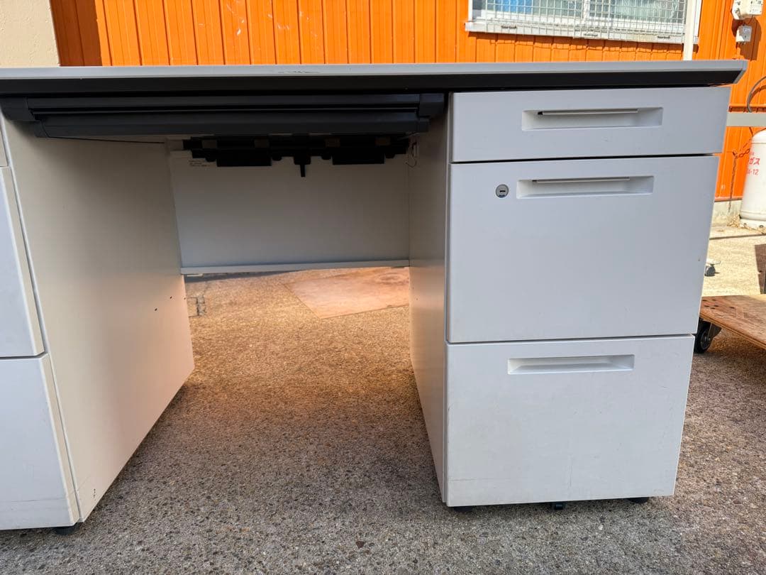 美品　在庫6台 コクヨ　両袖机　デスク　幅140 奥70 高さ72cm 愛知