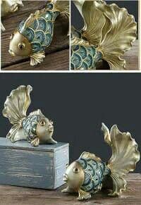 置物 ゴールドの金魚 青いウロコ 立派な尾びれ 彫刻風 (中サイズ)