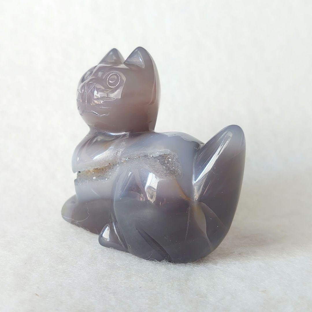 穏やかなお顔で見つめるねこ　ジオード有り瑪瑙　素敵な逸品