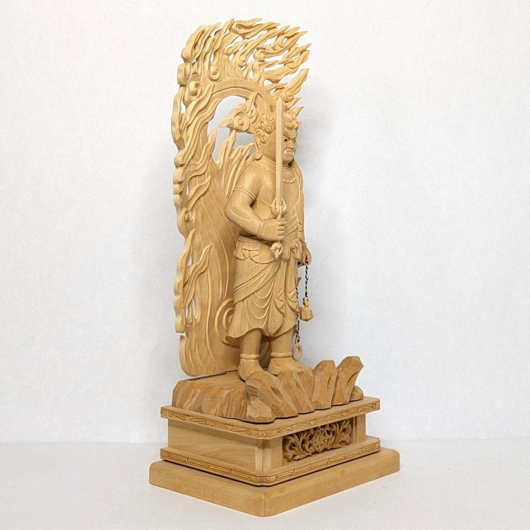 【さらに値下げ・新品】 不動明王　柘植　総高さ約25.5cm　上彫　不動　台座付