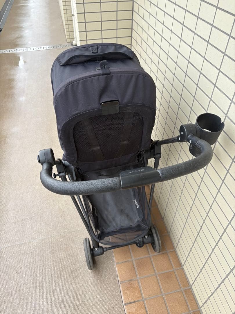 黒い折りたたみ式ベビーカー カップホルダー付き