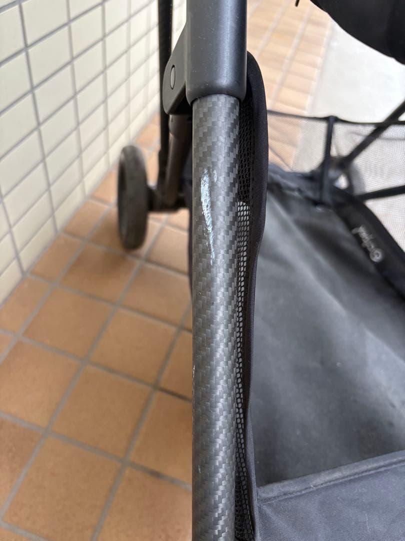黒い折りたたみ式ベビーカー カップホルダー付き