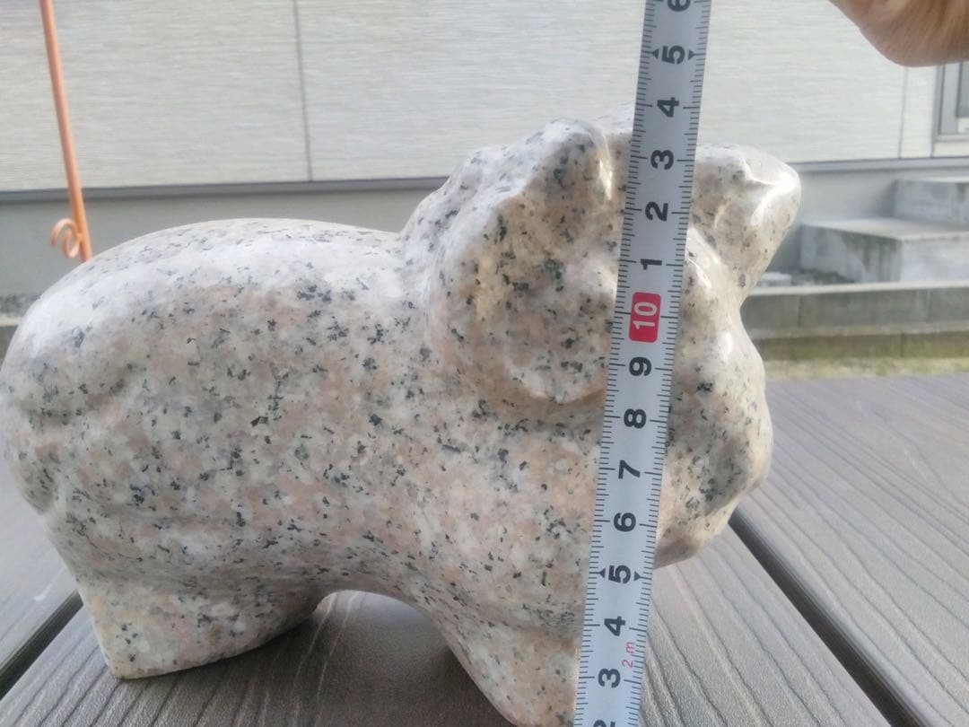御影石 羊 石 ピンクっぽい 可愛い