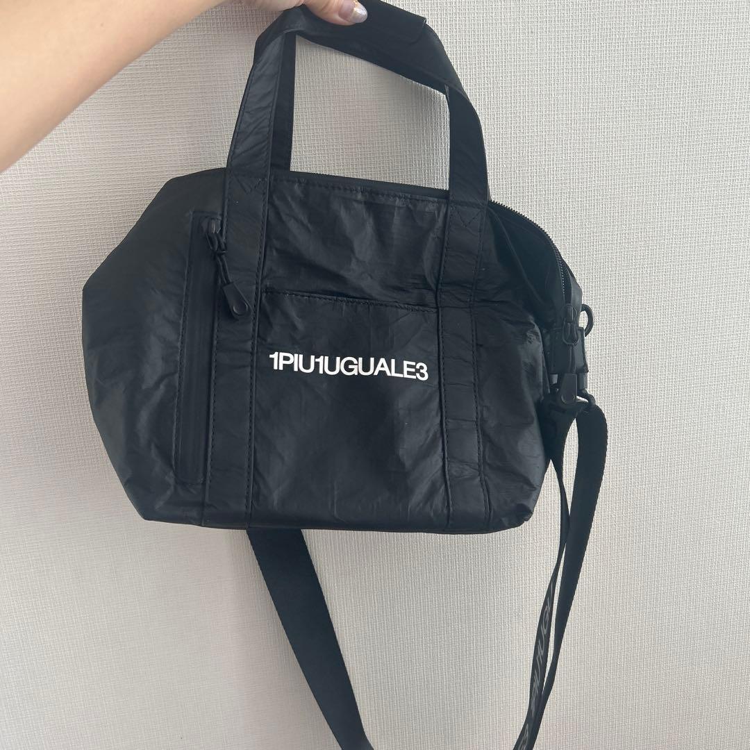 1PIU1UGUALE3 ブラックショルダーバッグ