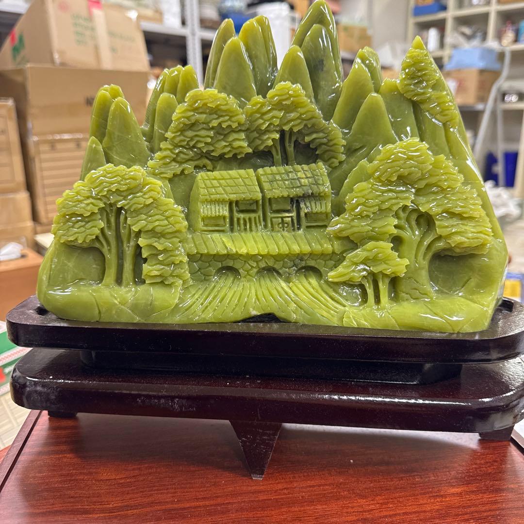 玉 山と家の彫刻 置物 木製台座付き