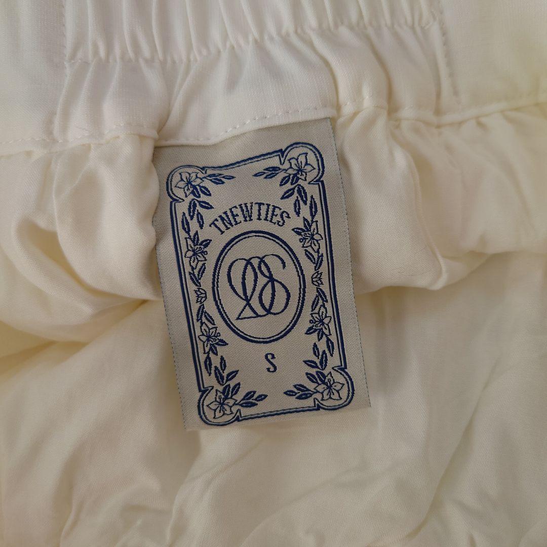 Tnewties　この料理にはにんじんが入っている　ブラウス、スカート