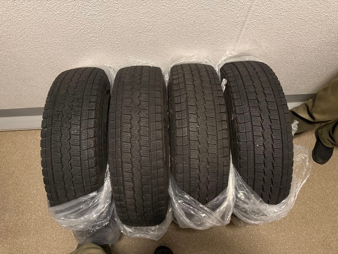 ハイエース純正ホイール付き ダンロップスタッドレス4本セット 直接引き取りのみ