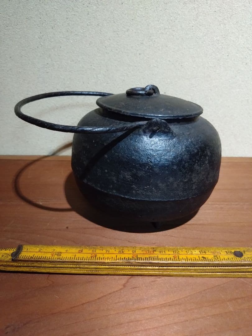 鉄の古民具 古鉄三足付 湯釜 鉄瓶 ヤカン 水注