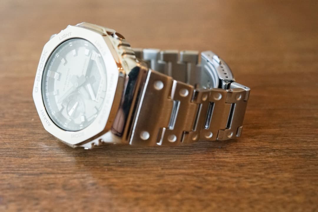 超美品　G-SHOCK GM-2100-1AJF　互換ステンレスベルト着用