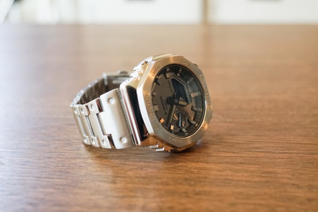 超美品　G-SHOCK GM-2100-1AJF　互換ステンレスベルト着用