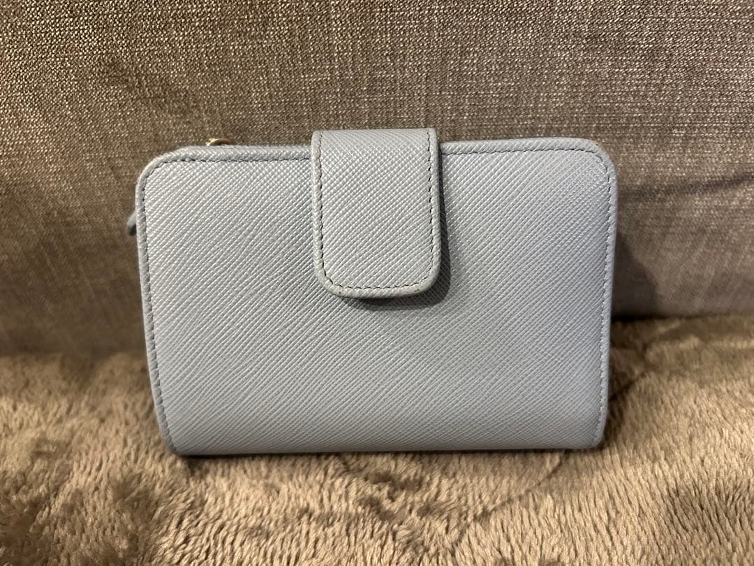 現行 美品　プラダ PRADA 二つ折り財布 サフィアーノレザー 三角ロゴ 水色