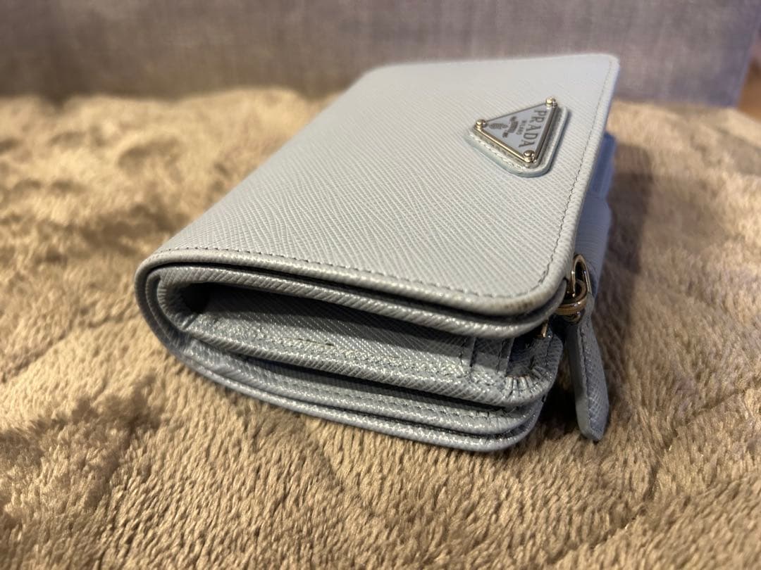 現行 美品　プラダ PRADA 二つ折り財布 サフィアーノレザー 三角ロゴ 水色