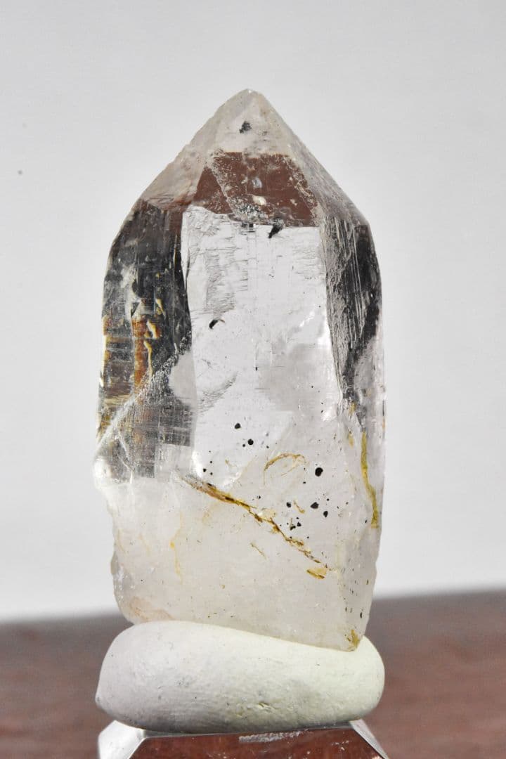 ガネーシュヒマール ラパ産 ヘマタイトインクルージョン グリッドルチル付き