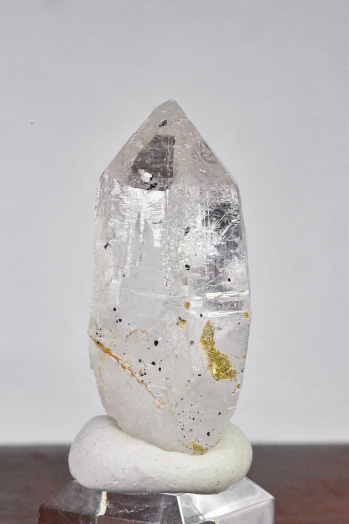 ガネーシュヒマール ラパ産 ヘマタイトインクルージョン グリッドルチル付き