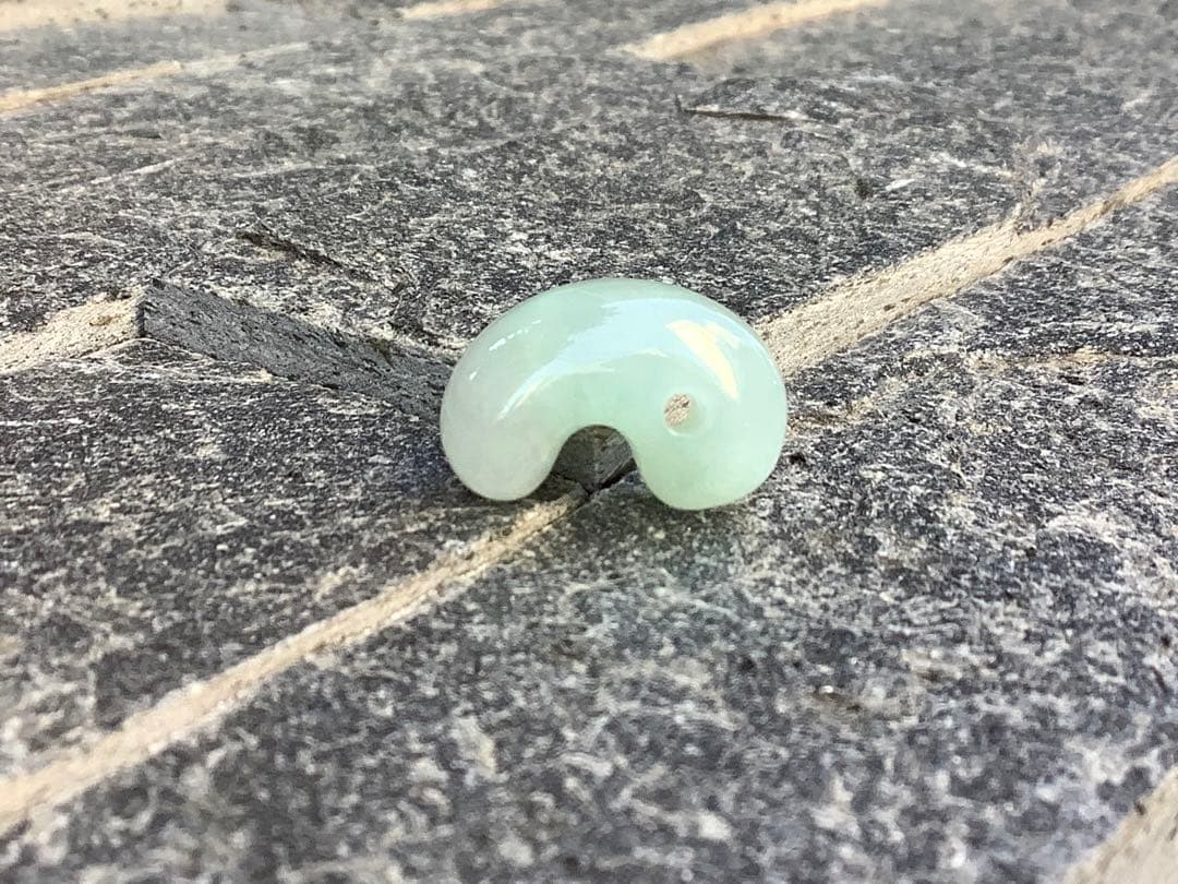 ✳最高峰*高品質とろとろのロウカン‼️ 糸魚川翡翠勾玉　本物をお持ちくださ…
