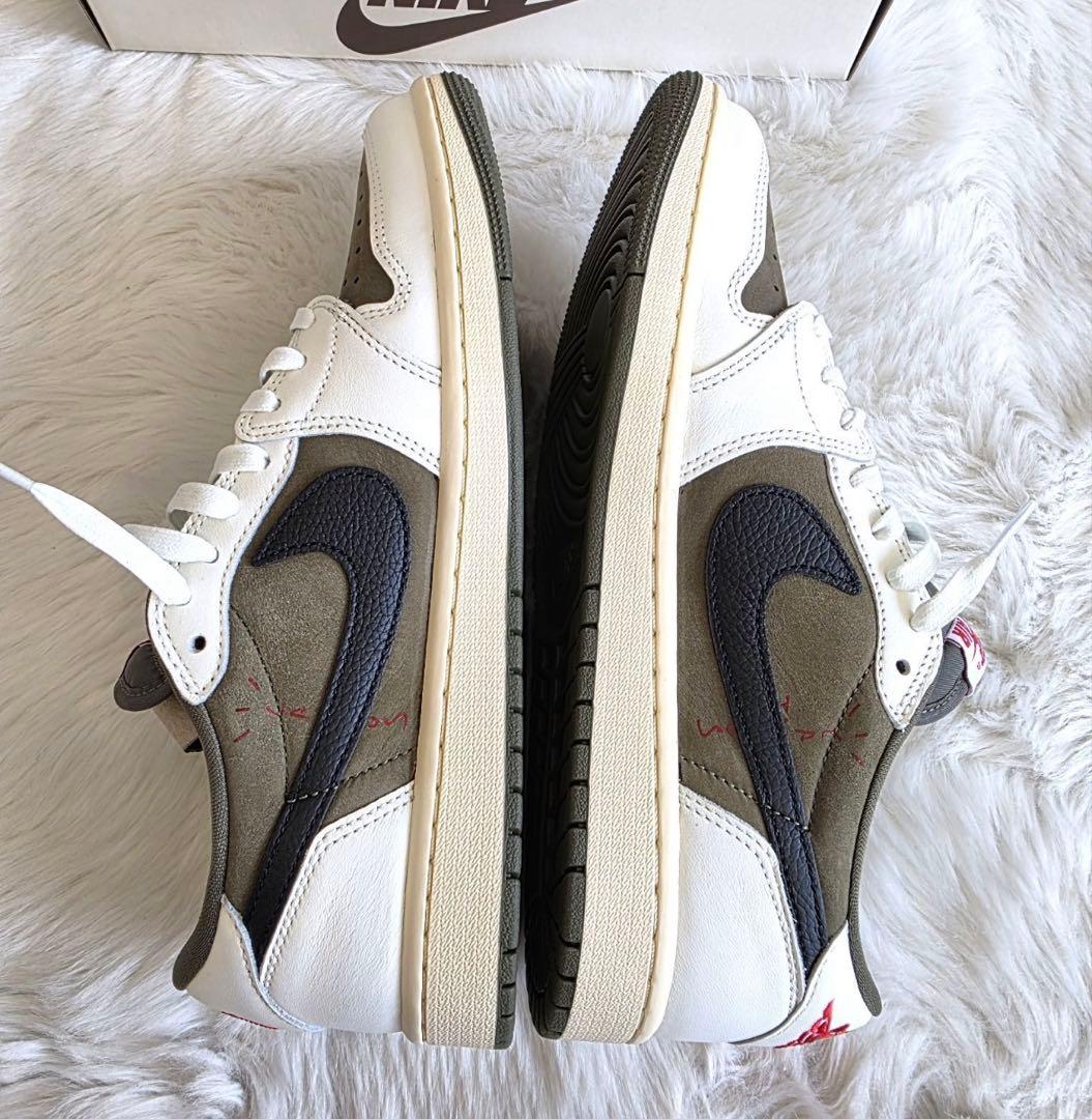 Travis Scott オリーブ