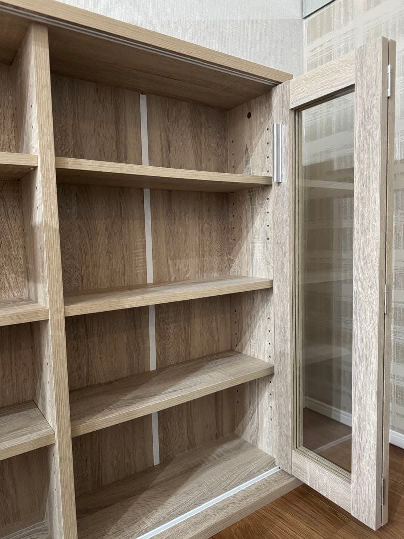 北欧ナチュラルなガラス扉キャビネット✨スリムでお洒落、新品売り切れ中の人気商品！