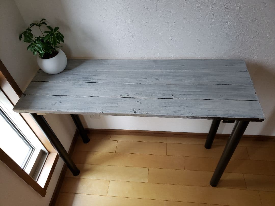 シャビーホワイト　カウンターテーブル　木目調　アンティーク　カフェ　ダイニング